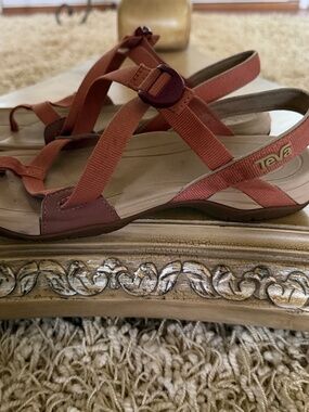 Teva Ascona Sandals Womens 8.5 Salmon Walking Hiking Strappy Thong